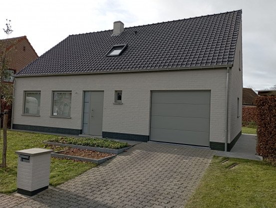 Schilderen van de gevel Koekelare, West-Vlaanderen